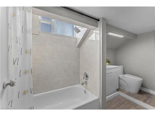 511 Woodlawn Road, Welland, ON - Indoor Photo Showing Bathroom