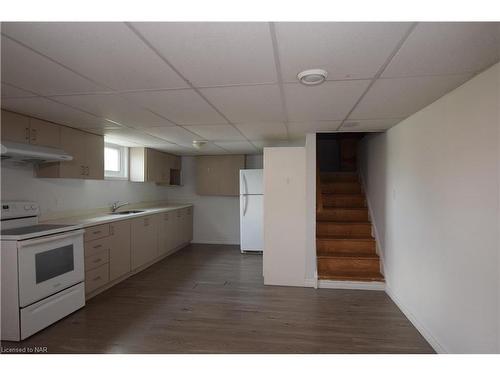 Lower-144 Wellington Street, Welland, ON - Indoor Photo Showing Kitchen