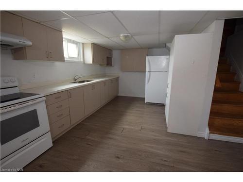 Lower-144 Wellington Street, Welland, ON - Indoor Photo Showing Kitchen