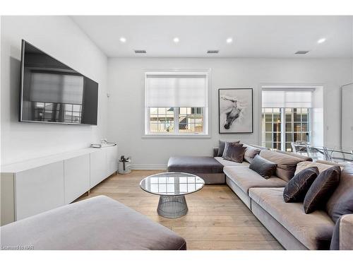 1-99 South Drive, St. Catharines, ON - Indoor Photo Showing Living Room