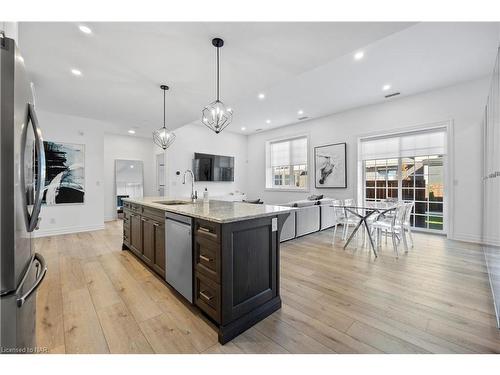 1-99 South Drive, St. Catharines, ON - Indoor Photo Showing Kitchen With Upgraded Kitchen