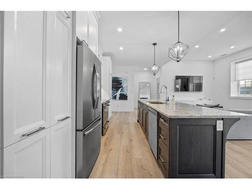 1-99 South Drive, St. Catharines, ON - Indoor Photo Showing Kitchen With Upgraded Kitchen