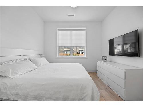 1-99 South Drive, St. Catharines, ON - Indoor Photo Showing Bedroom