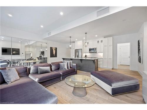 1-99 South Drive, St. Catharines, ON - Indoor Photo Showing Living Room