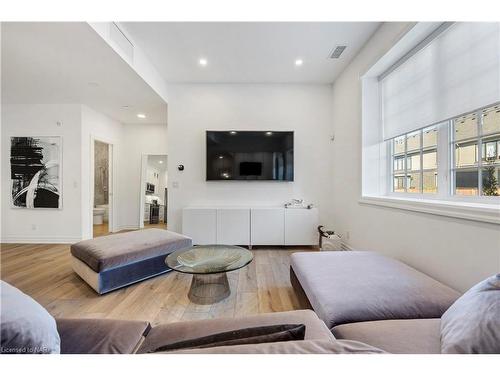 1-99 South Drive, St. Catharines, ON - Indoor Photo Showing Living Room