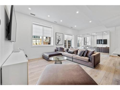 1-99 South Drive, St. Catharines, ON - Indoor Photo Showing Living Room