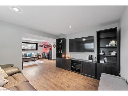 3838 Summit Avenue, Ridgeway, ON - Indoor Photo Showing Living Room