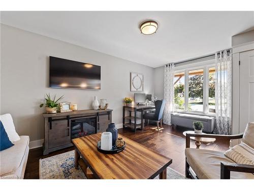 3838 Summit Avenue, Ridgeway, ON - Indoor Photo Showing Living Room