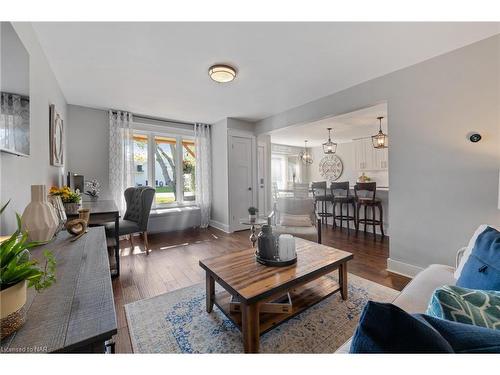 3838 Summit Avenue, Ridgeway, ON - Indoor Photo Showing Living Room