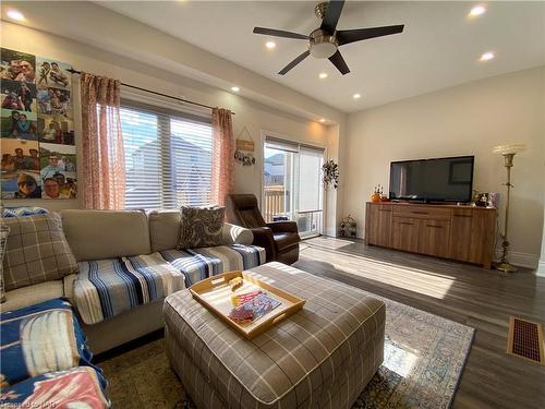 41 Sunset Way, Thorold, ON - Indoor Photo Showing Living Room