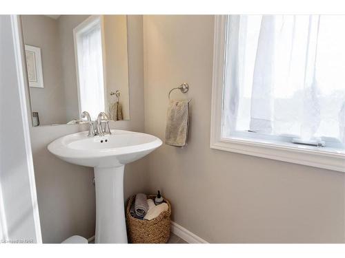 59 Abbott Place, Fonthill, ON - Indoor Photo Showing Bathroom