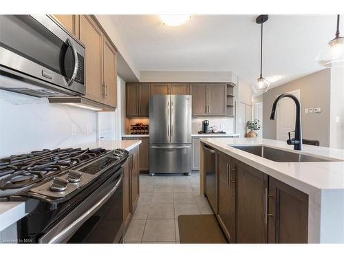 59 Abbott Place, Fonthill, ON - Indoor Photo Showing Kitchen With Upgraded Kitchen