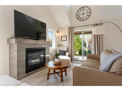 59 Abbott Place, Fonthill, ON - Indoor Photo Showing Living Room With Fireplace