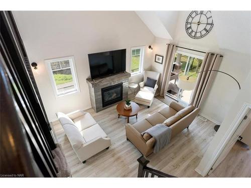 59 Abbott Place, Fonthill, ON - Indoor Photo Showing Living Room With Fireplace