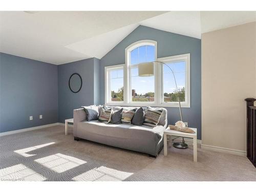 59 Abbott Place, Fonthill, ON - Indoor Photo Showing Living Room