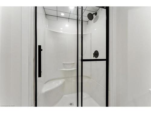 59 Abbott Place, Fonthill, ON - Indoor Photo Showing Bathroom