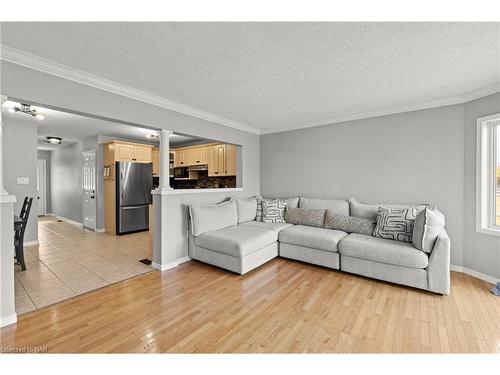 7-10 Stonecairn Drive, Cambridge, ON - Indoor Photo Showing Living Room