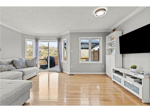 7-10 Stonecairn Drive, Cambridge, ON - Indoor Photo Showing Living Room