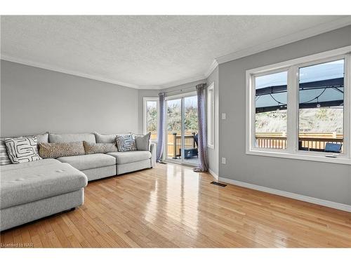 7-10 Stonecairn Drive, Cambridge, ON - Indoor Photo Showing Living Room