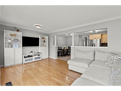 7-10 Stonecairn Drive, Cambridge, ON - Indoor Photo Showing Living Room