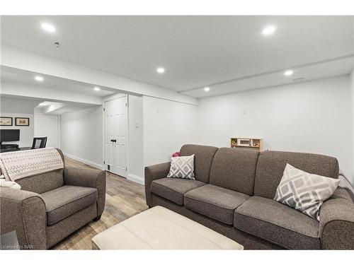 7-10 Stonecairn Drive, Cambridge, ON - Indoor Photo Showing Living Room