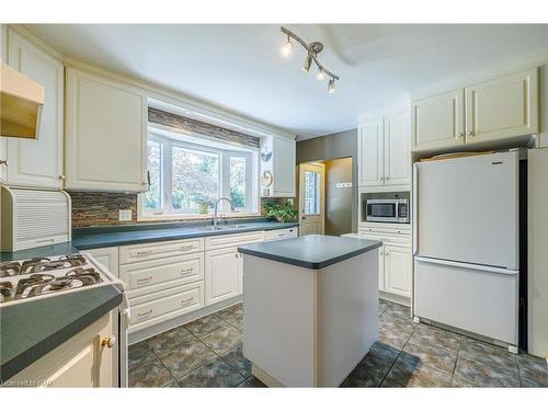 18 Alan Cr, Fonthill, ON - Indoor Photo Showing Kitchen