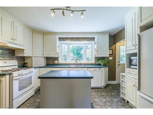 18 Alan Cr, Fonthill, ON - Indoor Photo Showing Kitchen