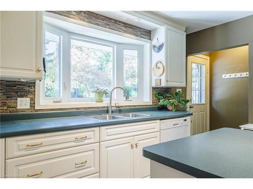 18 Alan Cr, Fonthill, ON - Indoor Photo Showing Kitchen With Double Sink