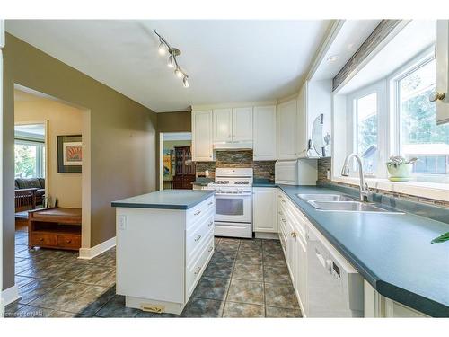 18 Alan Cr, Fonthill, ON - Indoor Photo Showing Kitchen With Double Sink