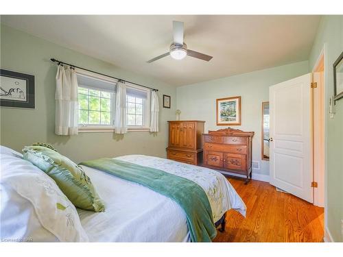 18 Alan Cr, Fonthill, ON - Indoor Photo Showing Bedroom