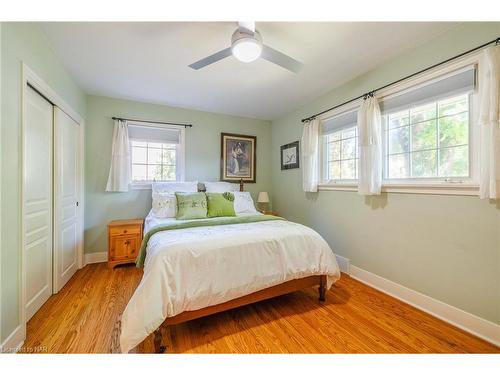 18 Alan Cr, Fonthill, ON - Indoor Photo Showing Bedroom