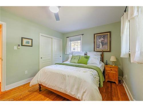 18 Alan Cr, Fonthill, ON - Indoor Photo Showing Bedroom