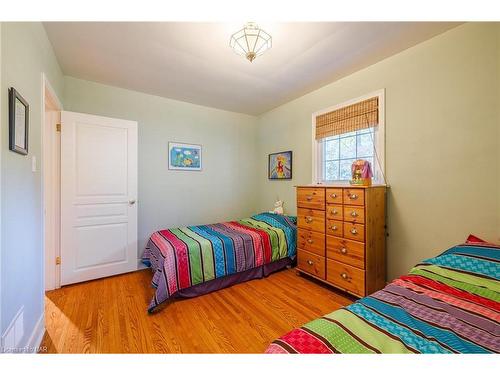 18 Alan Cr, Fonthill, ON - Indoor Photo Showing Bedroom