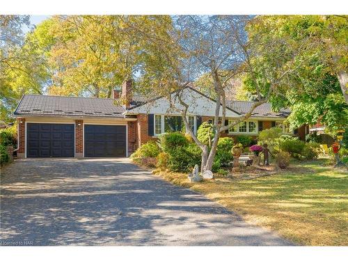 18 Alan Cr, Fonthill, ON - Outdoor With Facade