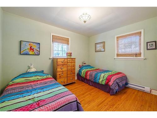 18 Alan Cr, Fonthill, ON - Indoor Photo Showing Bedroom