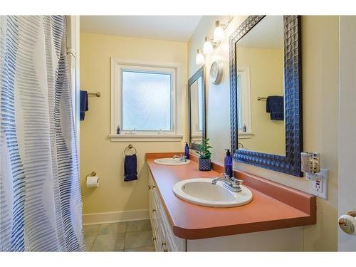 18 Alan Cr, Fonthill, ON - Indoor Photo Showing Bathroom