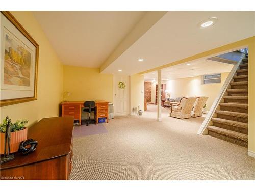 18 Alan Cr, Fonthill, ON - Indoor Photo Showing Other Room