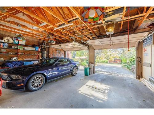 18 Alan Cr, Fonthill, ON - Indoor Photo Showing Garage