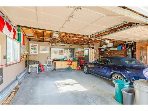 18 Alan Cr, Fonthill, ON - Indoor Photo Showing Garage