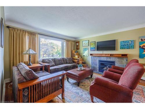 18 Alan Cr, Fonthill, ON - Indoor Photo Showing Living Room With Fireplace