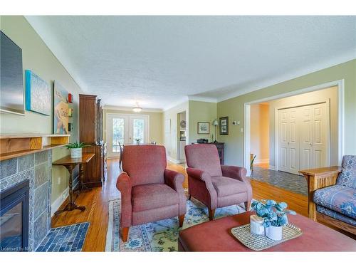 18 Alan Cr, Fonthill, ON - Indoor Photo Showing Living Room With Fireplace