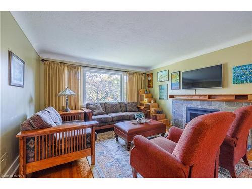 18 Alan Cr, Fonthill, ON - Indoor Photo Showing Living Room With Fireplace