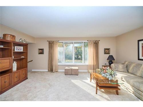 737 Canboro Road, Fenwick, ON - Indoor Photo Showing Living Room