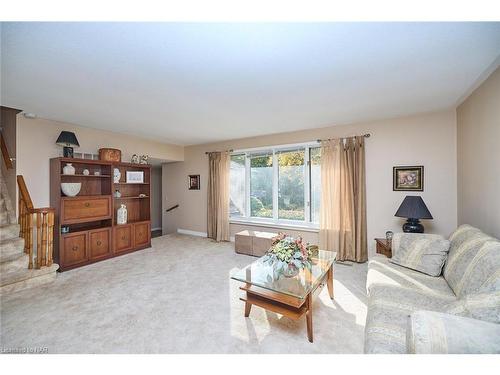 737 Canboro Road, Fenwick, ON - Indoor Photo Showing Living Room