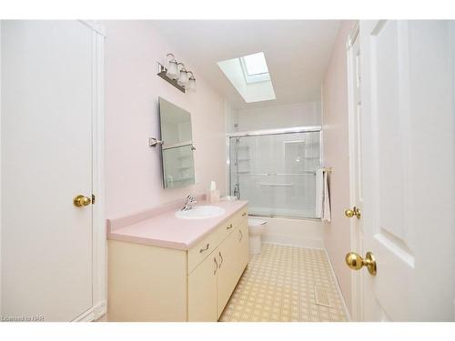 737 Canboro Road, Fenwick, ON - Indoor Photo Showing Bathroom