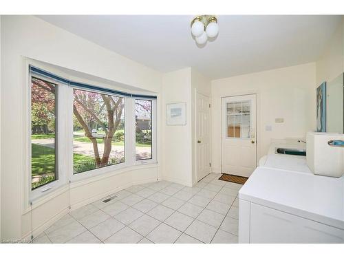 50 Henley Drive, St. Catharines, ON - Indoor Photo Showing Laundry Room