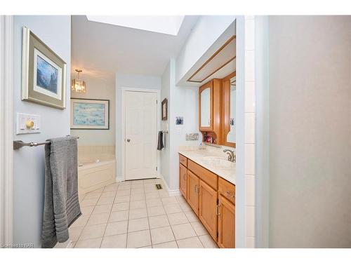 50 Henley Drive, St. Catharines, ON - Indoor Photo Showing Bathroom