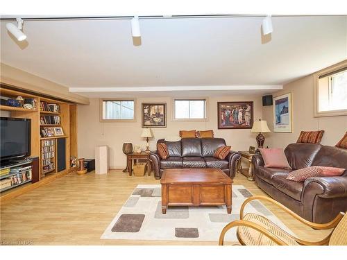 50 Henley Drive, St. Catharines, ON - Indoor Photo Showing Living Room