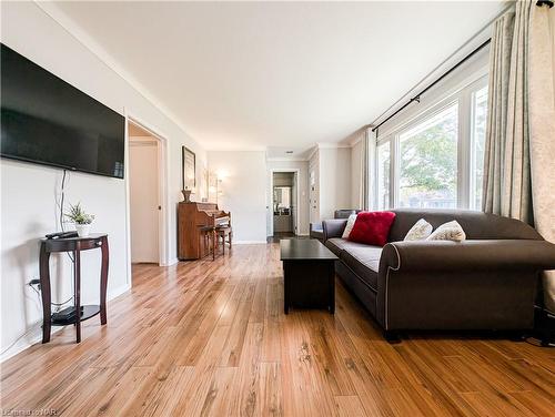 6312 Pitton Road, Niagara Falls, ON - Indoor Photo Showing Living Room