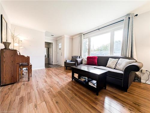 6312 Pitton Road, Niagara Falls, ON - Indoor Photo Showing Living Room